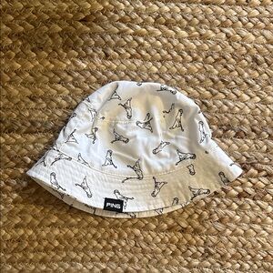 NWOT Kids black white printed Ping bucket hat